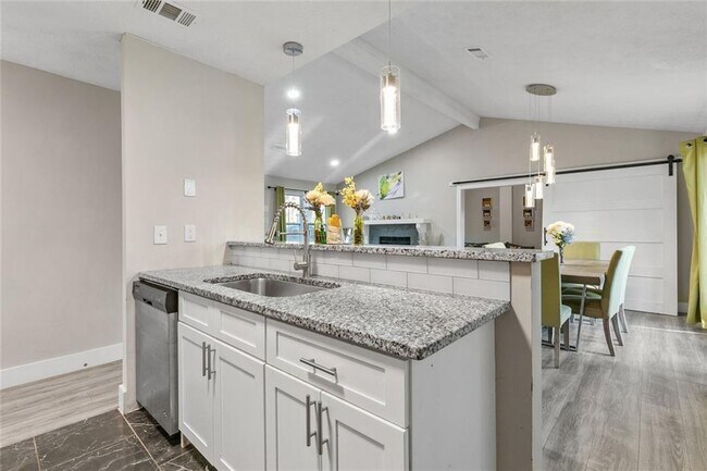 Building Photo - 494 Plainville Dr SW