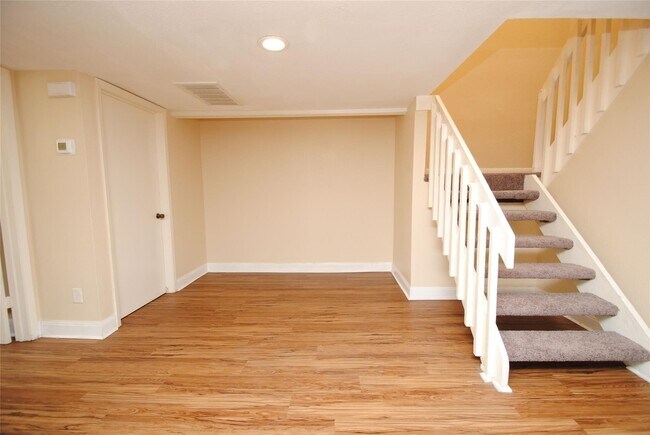 Building Photo - 738 Country Pl Dr