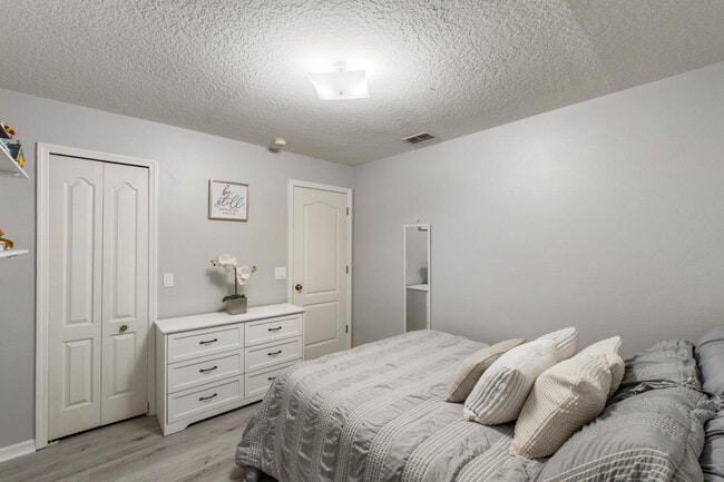 Building Photo - 511 N Pine Meadow Dr