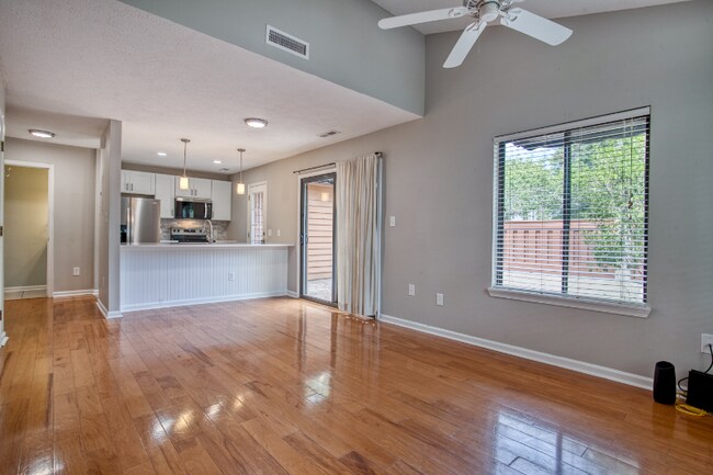 Building Photo - 617 13th Ave S