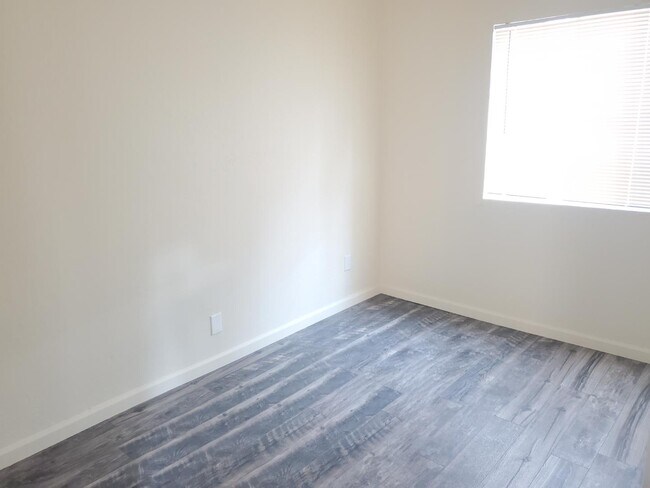 Building Photo - 596 Friendly Ln