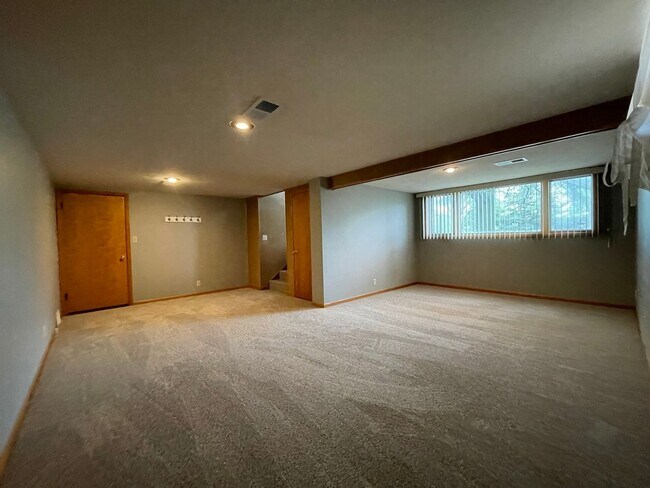 Building Photo - Beautiful 3 bedroom house