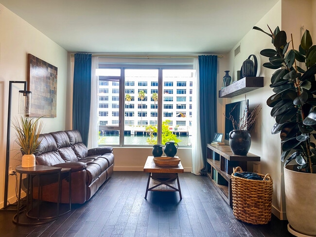 Building Photo - 1000 3rd St