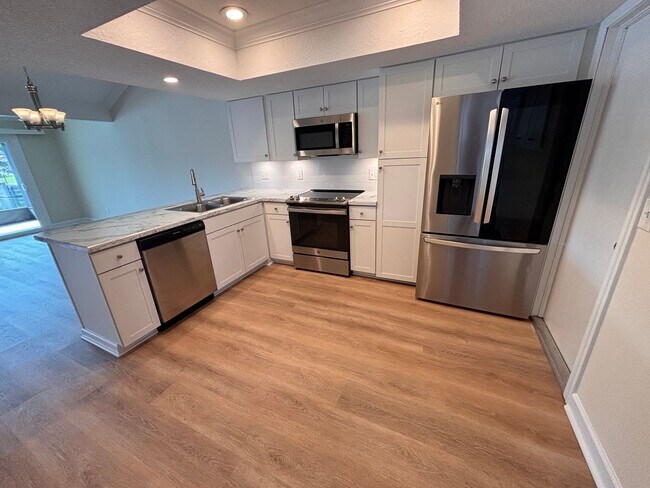 Building Photo - 2 Bed 2 Bath Luxury Waterfront Townhome with Screened Lanai & Garage!