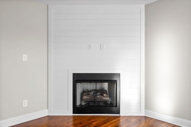 Building Photo - JUST REDUCED! Large, Stunning home ready t...