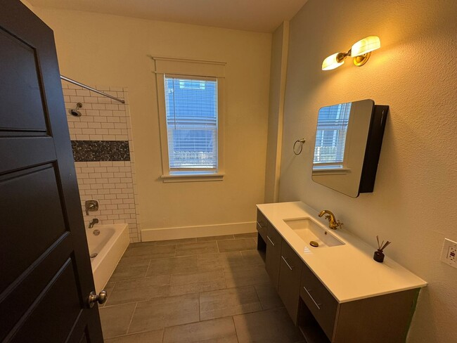 Building Photo - Renovated 1915 Craftsman Cottage Near Southtown & King William