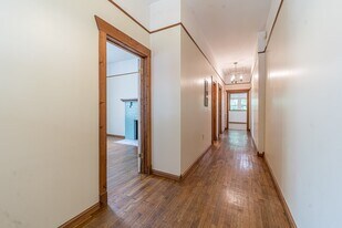 Building Photo - 801 Phillips Ave