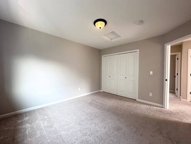 Building Photo - Stunning Modern 5 Bed 3 Bath Home in North...