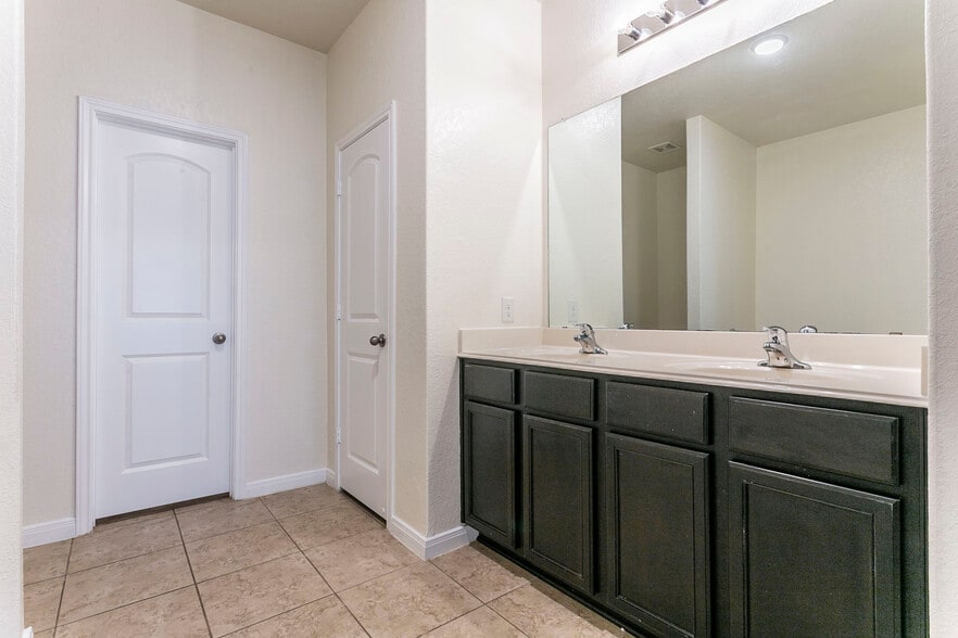 Building Photo - 211 Azalea Way