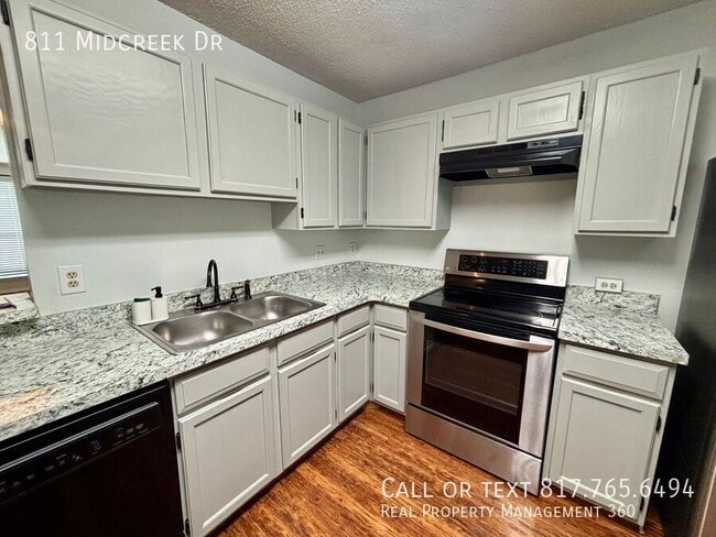 Building Photo - 811 Midcreek Dr