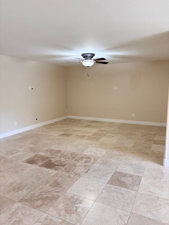 Building Photo - **STUNNING 4 BEDROOM/3 BATHROOM/2 CAR GARAGE/GATED COMMUNITY HOME IN MESA (SOUTHERN & LINDSAY)**