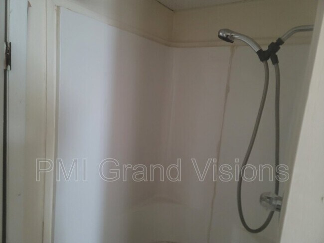 Building Photo - 601 1/2 Monroe