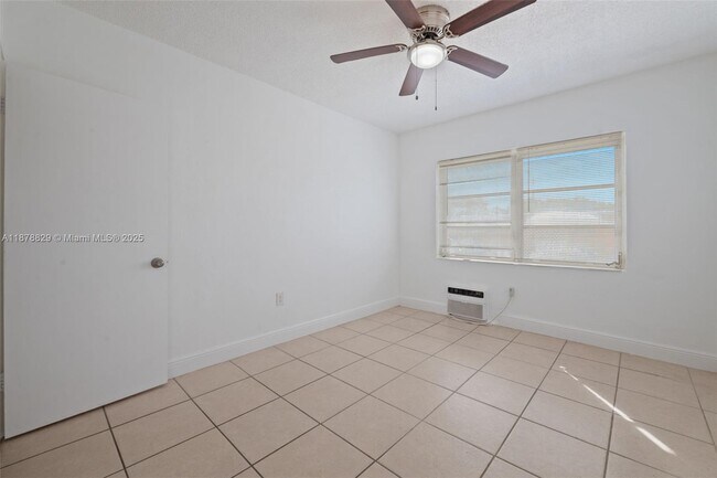 Building Photo - 3571 SW 10th St