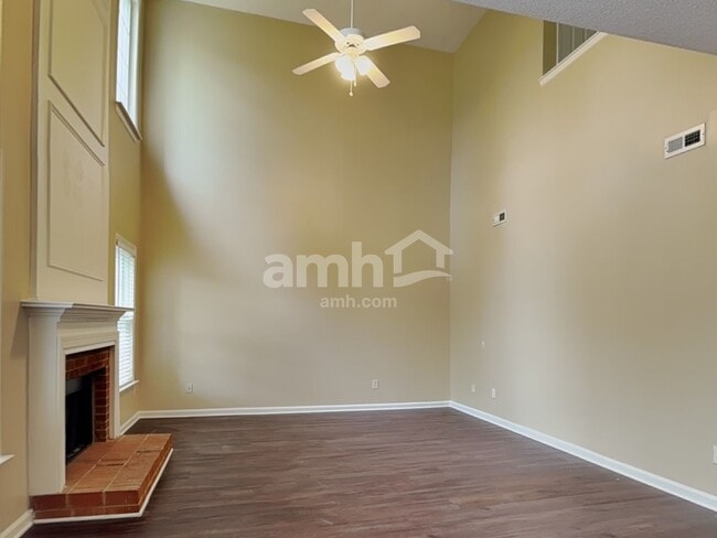 Building Photo - 601 Crossing Dr