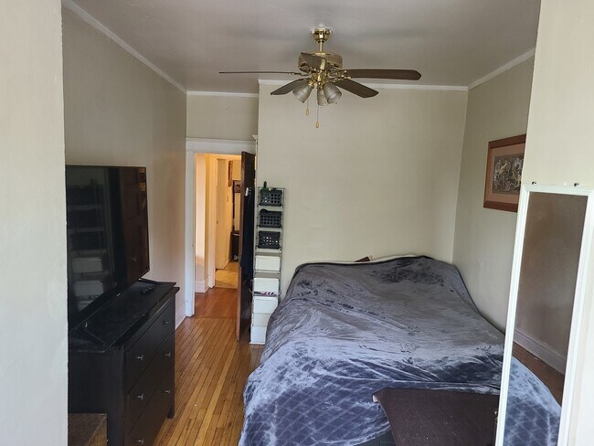 Building Photo - 2204 W Berteau Ave