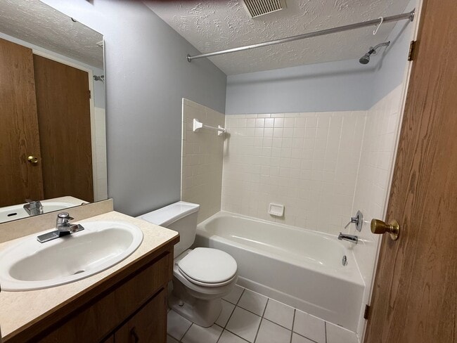 Building Photo - 2 Bedroom, 2 Bath Broadview Heights