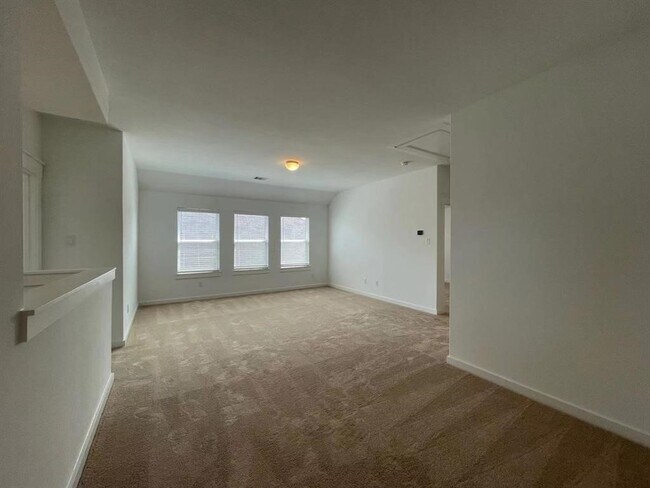 Building Photo - 815 Summer Vlg Wy