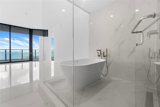 Building Photo - 700 NE 24th St