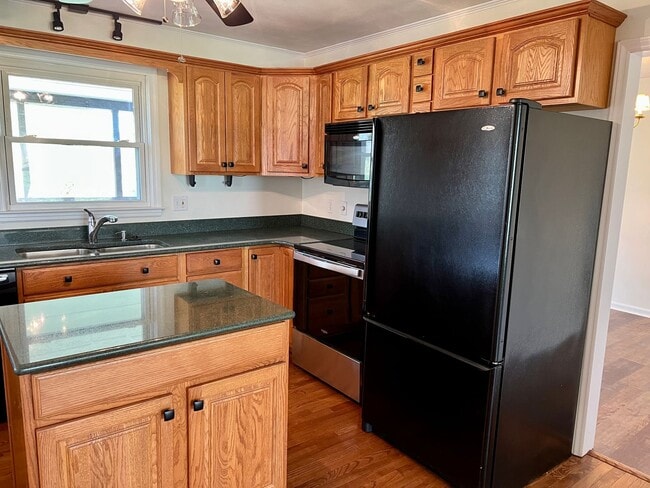 Building Photo - Large home in convent Blacksburg location