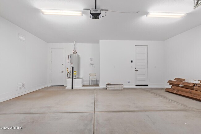 Building Photo - 21424 E Sparrow Dr