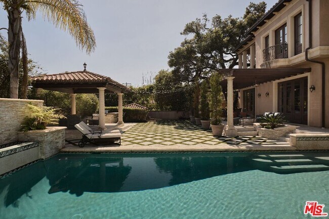 Building Photo - 614 N Palm Dr