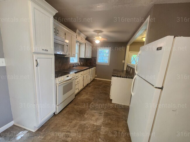 Building Photo - $1,050 - 3 bedroom / 1 bathroom - Single Family Home *COMING SOON*