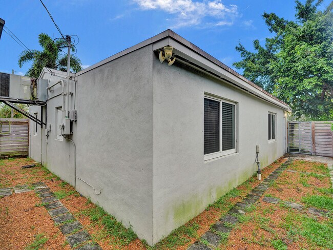 Building Photo - 601 NE 59th Ct