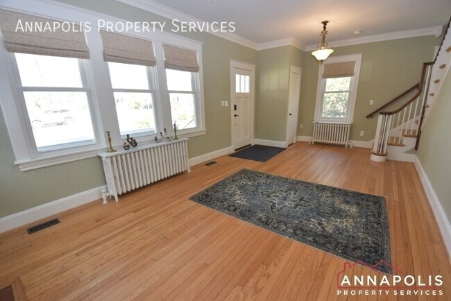 Building Photo - 209 Claude St