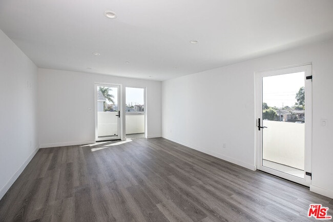 Building Photo - 1430 W 9th St