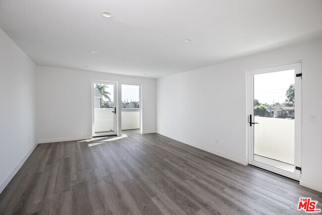 Building Photo - 1434 W 9th St