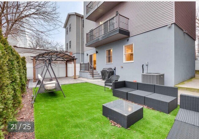 Building Photo - 65 Corbin Ave