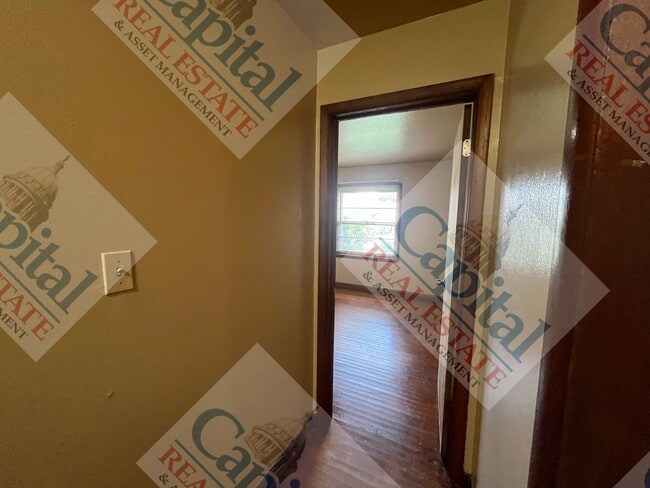 Building Photo - Charming 3 Bedroom