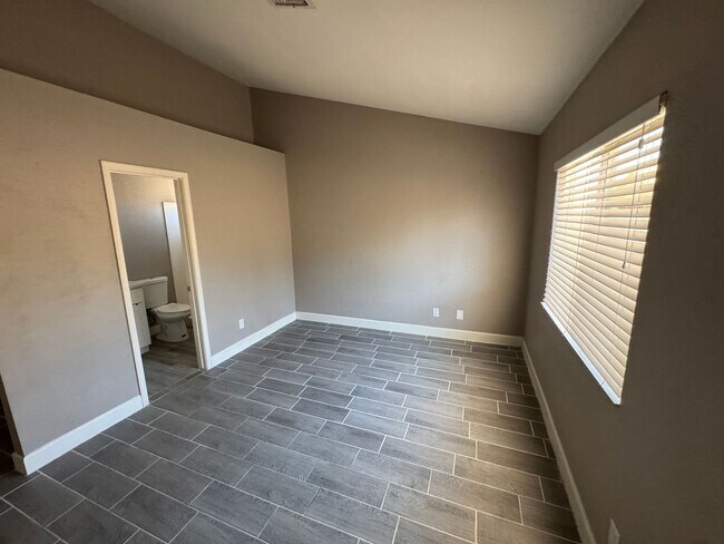 Building Photo - Stunning 3-bedroom, 2-bathroom home locate...