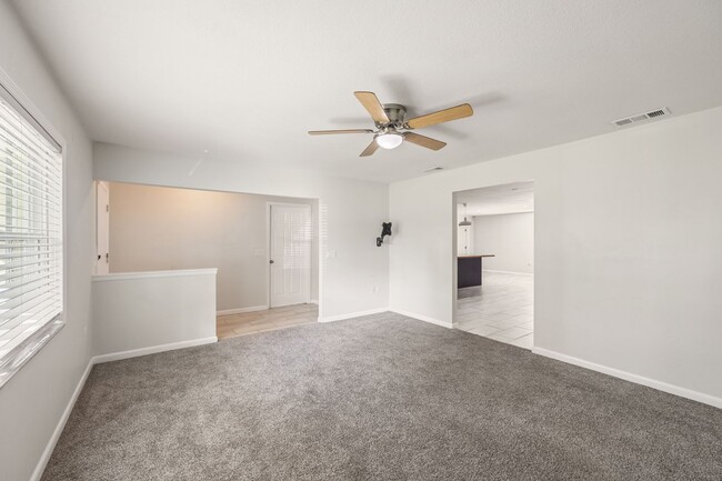 Building Photo - Pool Home