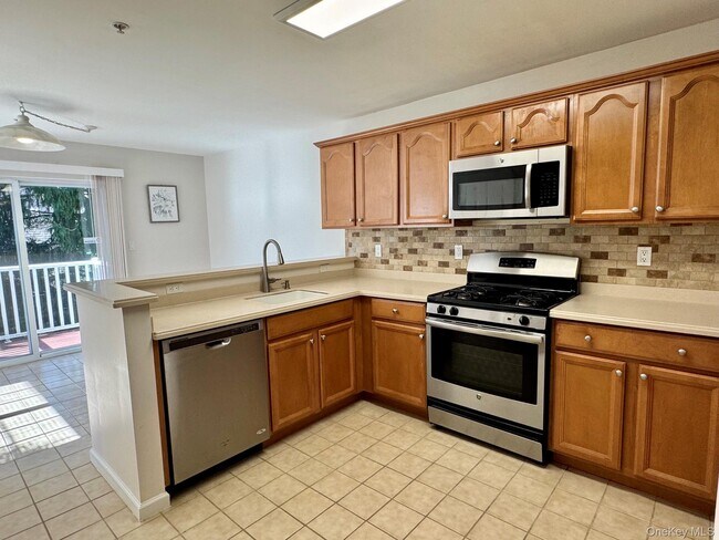 Building Photo - 25 Fairways Dr