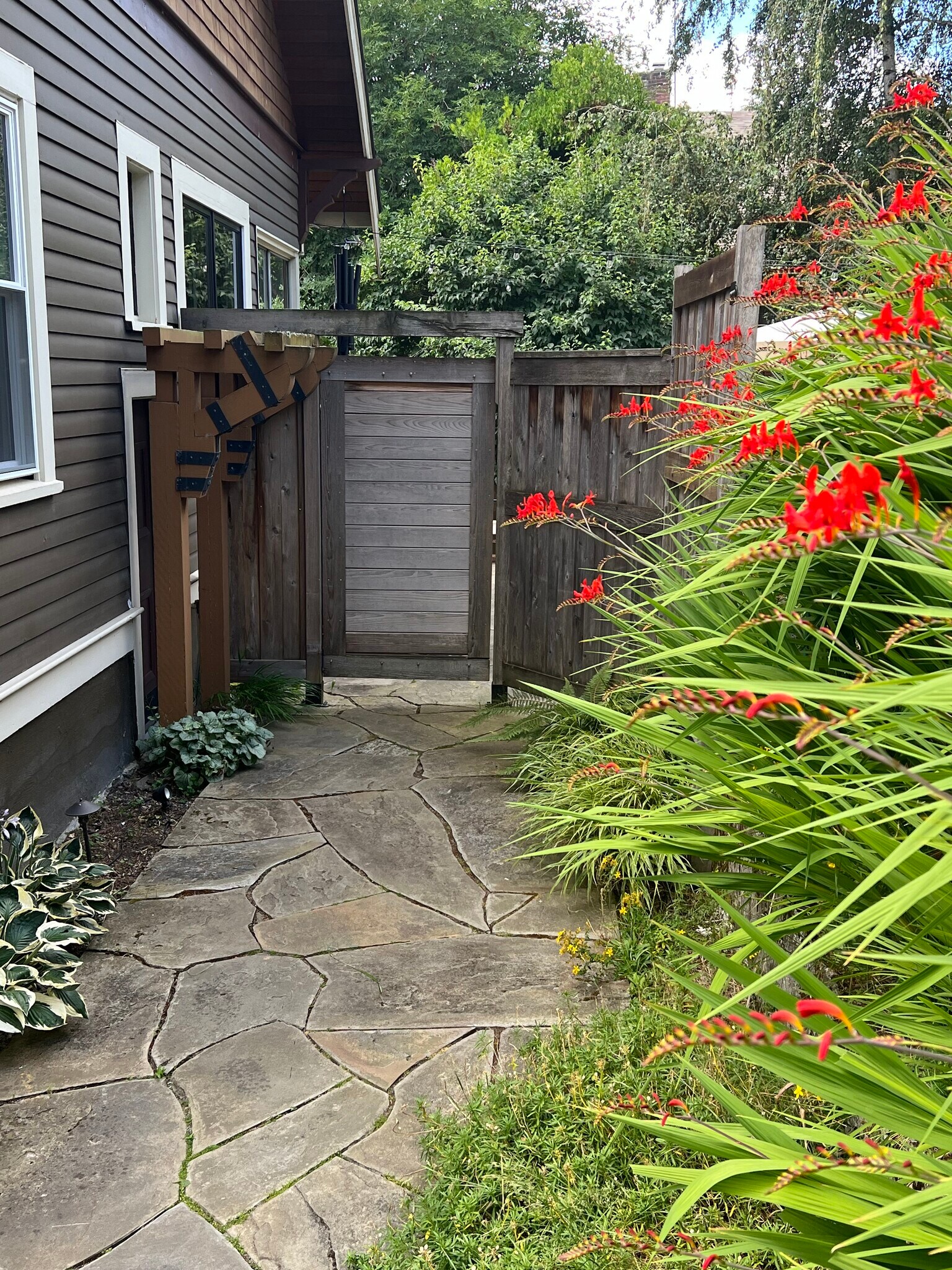 Private entrance - 5029 SE Taylor St