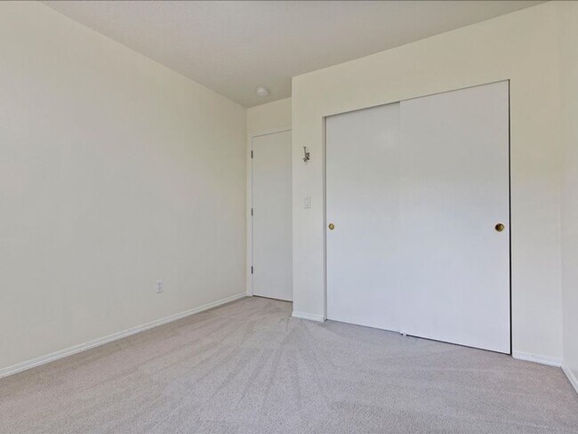 Building Photo - FOR RENT: MRS. CLEAN LIVED HERE! LOVELY HILLSBORO HOME AVAILABLE NOW! 4 BED, 2.5 BATH, 2 CAR GAR,...