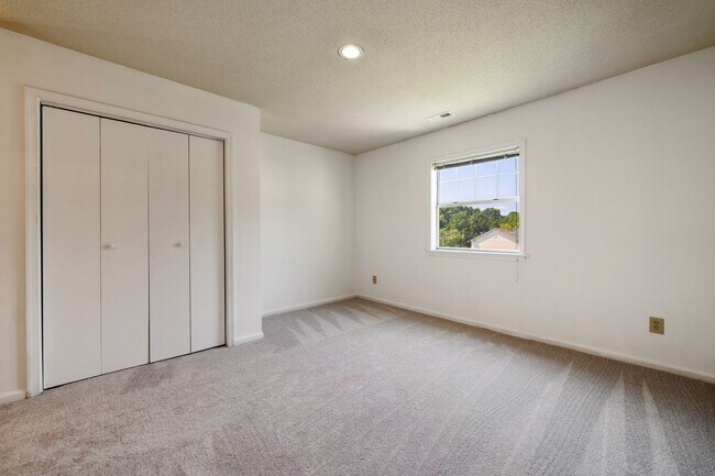 Building Photo - Updated 2BR/2.5BA in Fantastic Chapel Hill Location! Convenient to I-40!