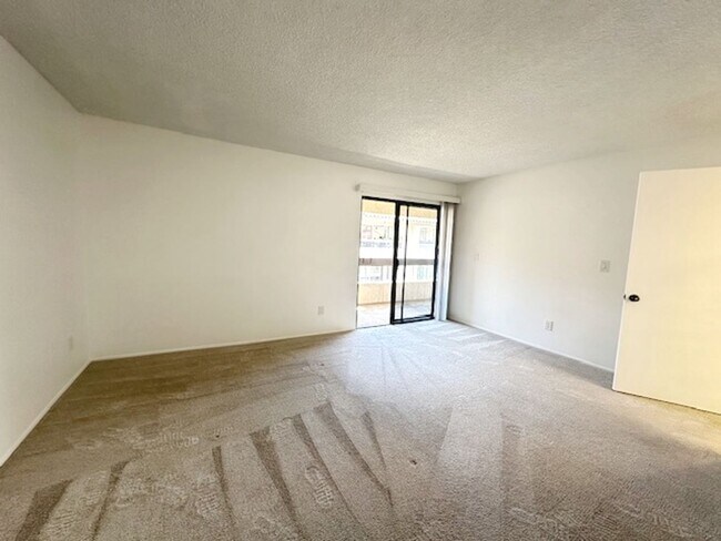 Building Photo - Spacious 3BD/2BA Condo in Mission Greens -...