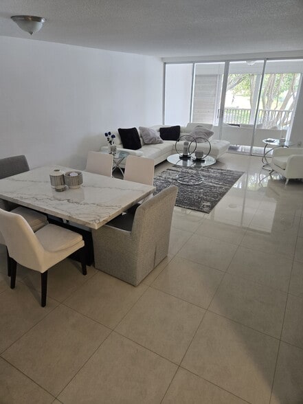 Building Photo - 1670 NE 191st St