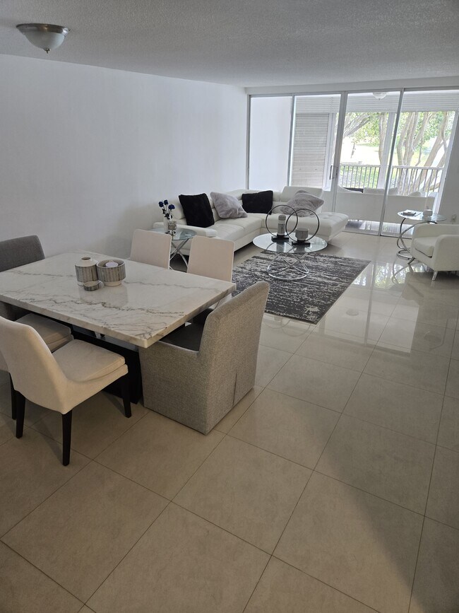 Building Photo - 1670 NE 191st St