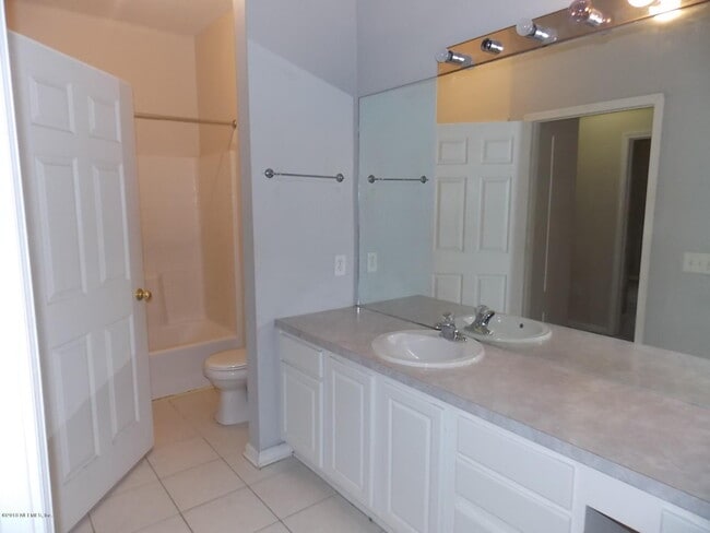 Building Photo - 10550 Baymeadows Rd