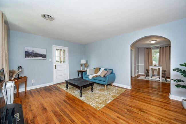 Building Photo - Charming 2-Bed, 1-Bath Home with All-inclu...