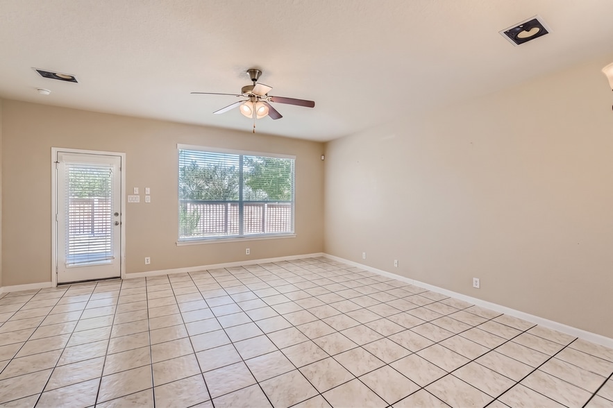 Building Photo - 806 Cielo Way