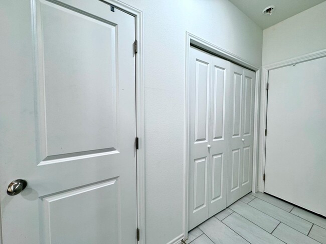 Building Photo - 9915 Borna Dr