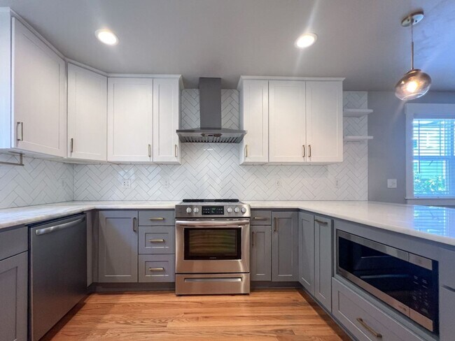 Building Photo - 2Bd/3Ba Seattle Townhouse