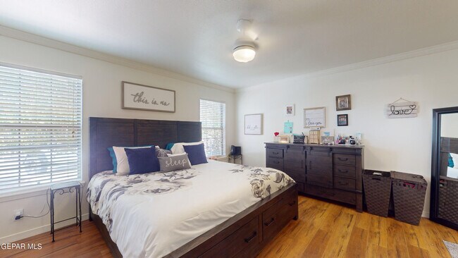 Building Photo - 453 El Camino Dr