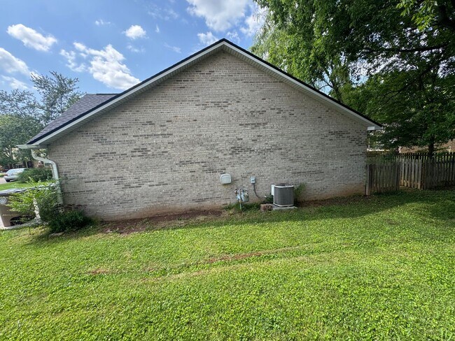 Building Photo - 5508 Fenway Ln