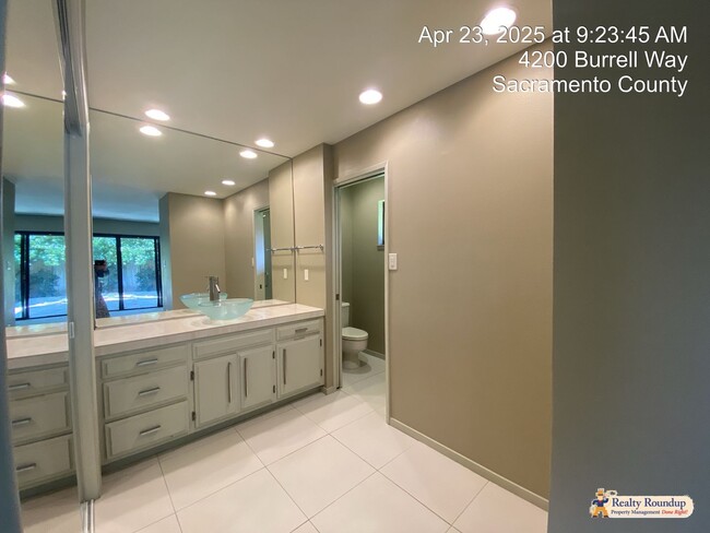 Building Photo - Sprawling Ranch with Open Floorplan & Exce...
