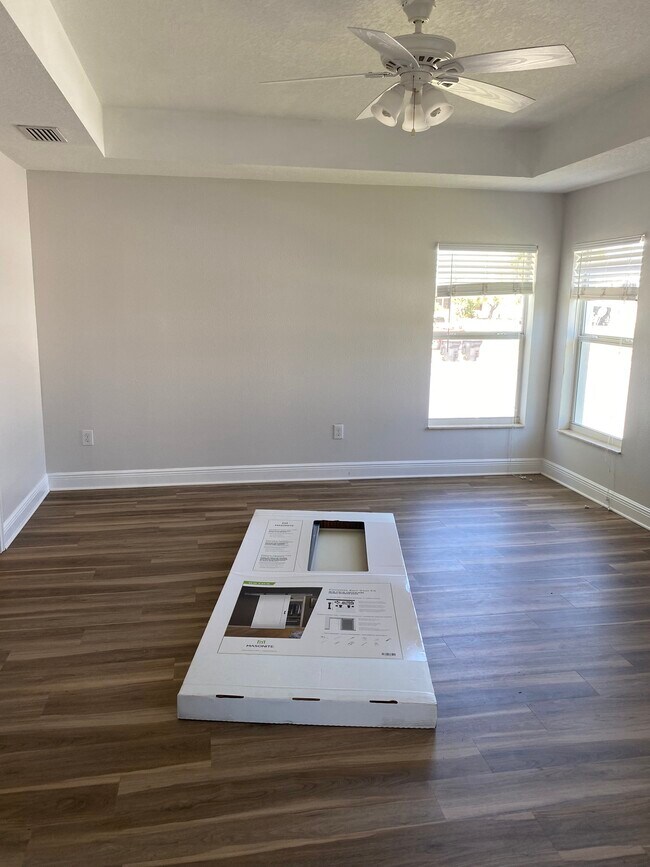 Building Photo - 6501 Manila Palm Way